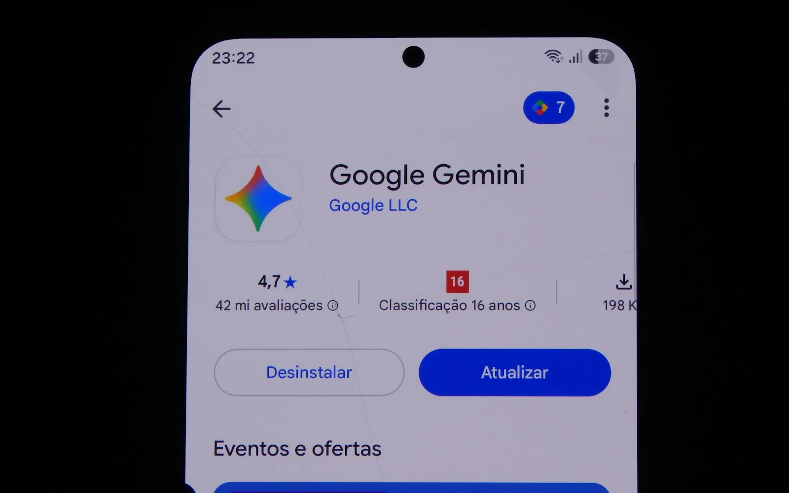 A phone screen showing the Google Gemini app page in an app store, with the Gemini star logo and Uninstall and Update buttons in Portuguese